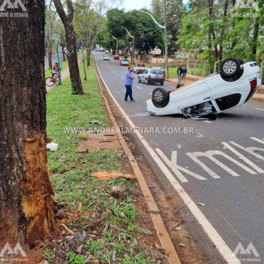 Mulher se fere ao capotar veículo na Avenida Alziro Zarur em Maringá