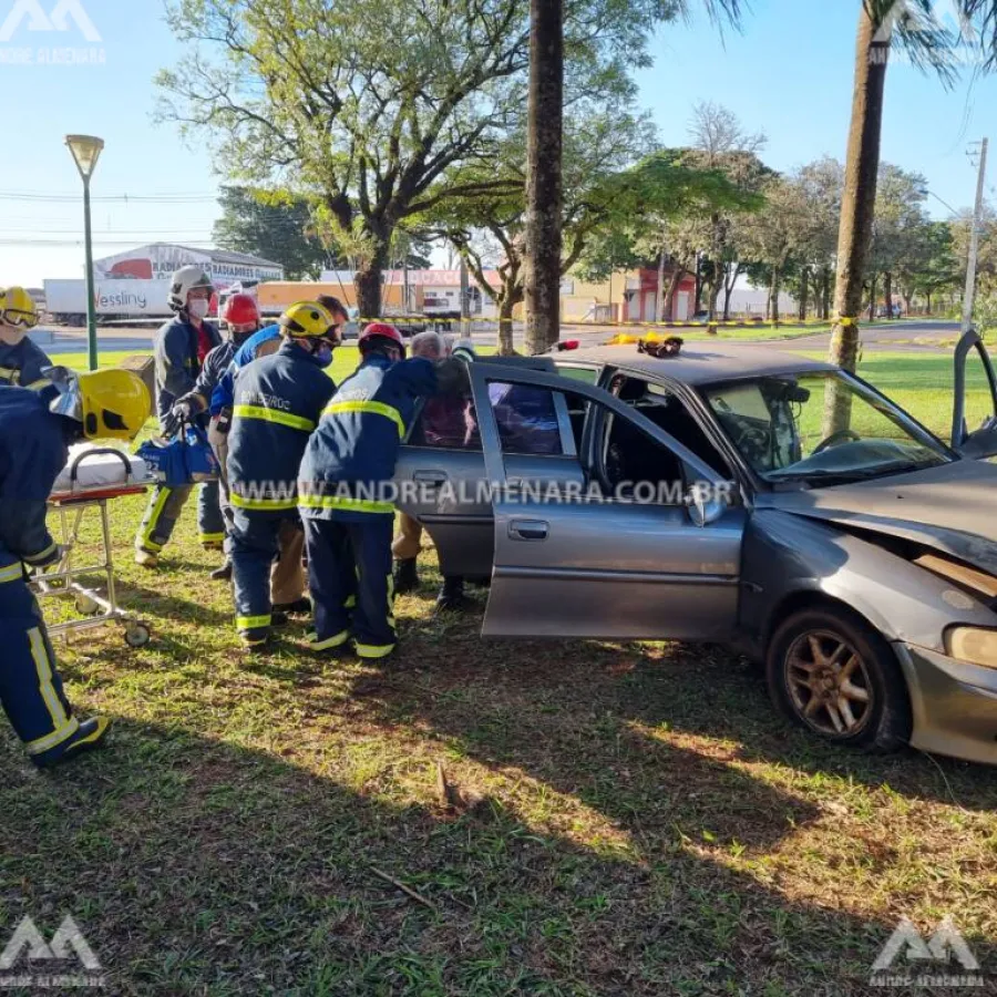 Motorista de 66 anos fica ferido ao bater carro contra árvore