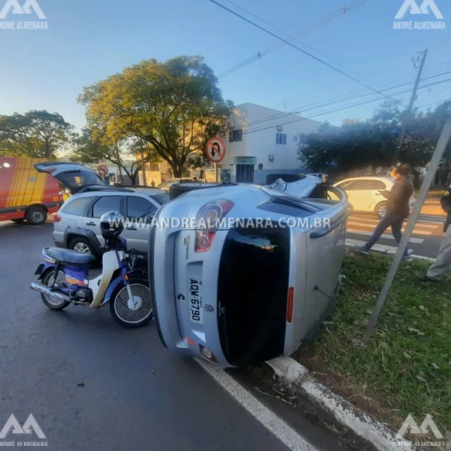 Carro tomba ao se chocar com outro veículo em Maringá