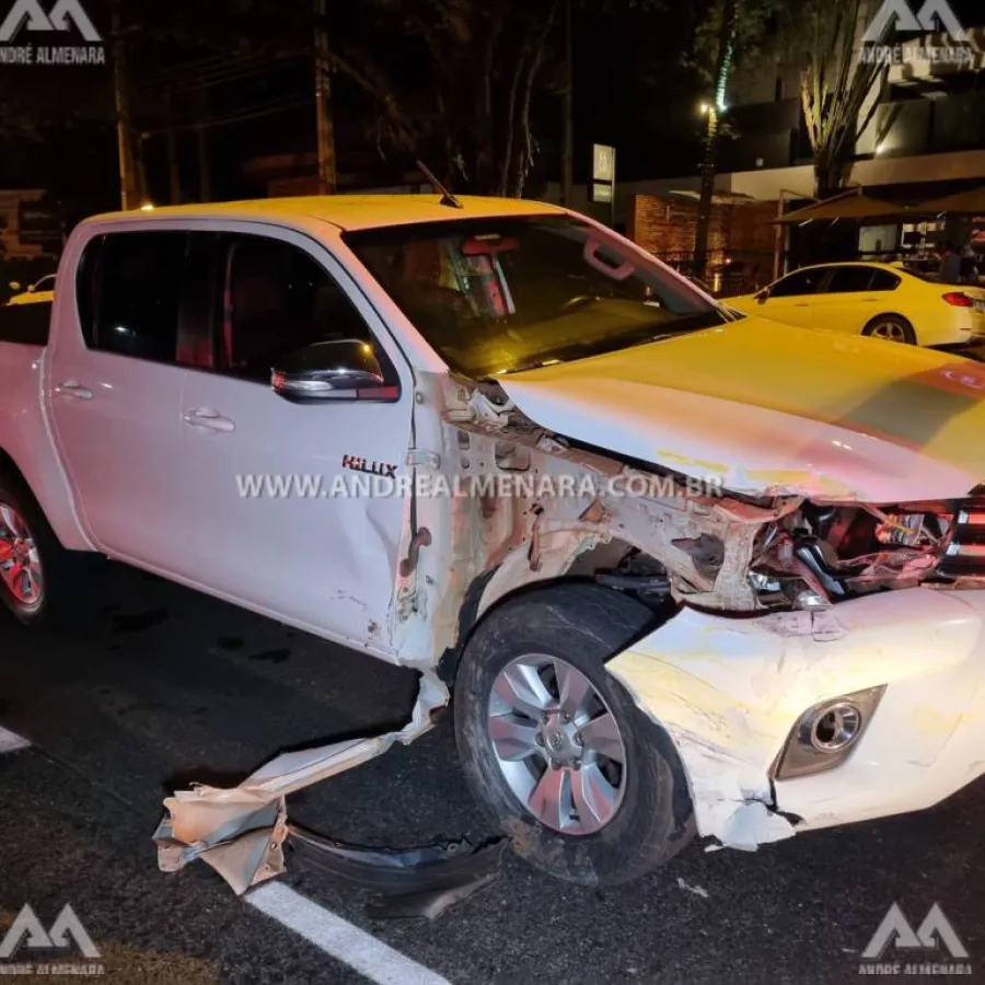 Motorista de camionete embriagado causa estrago batendo contra viatura da PM