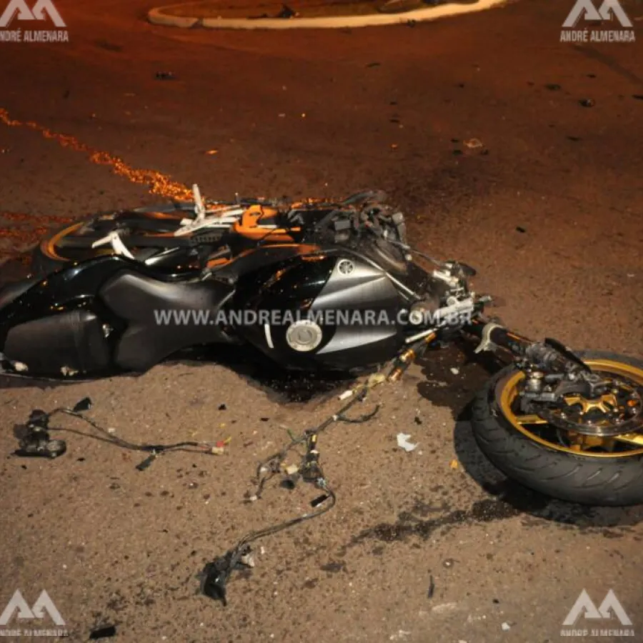 Veículo capota após ser atingido por moto de alta cilindrada