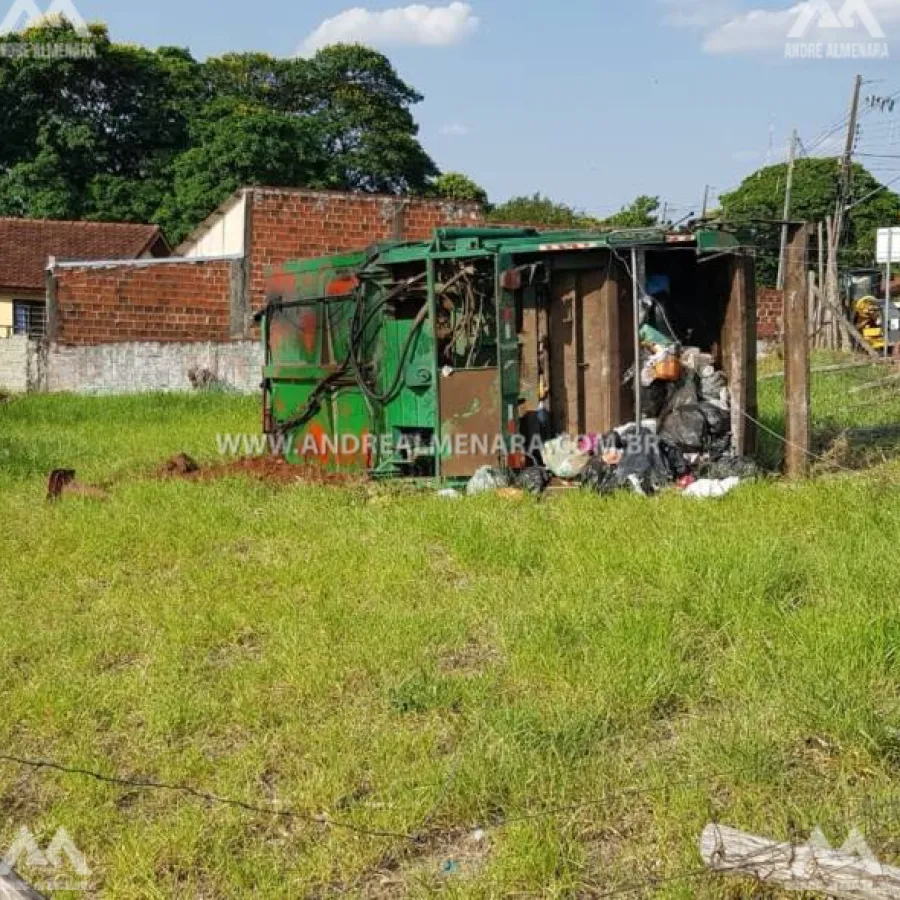Freio de caminhão de coleta de lixo falha e causa acidente em Maringá