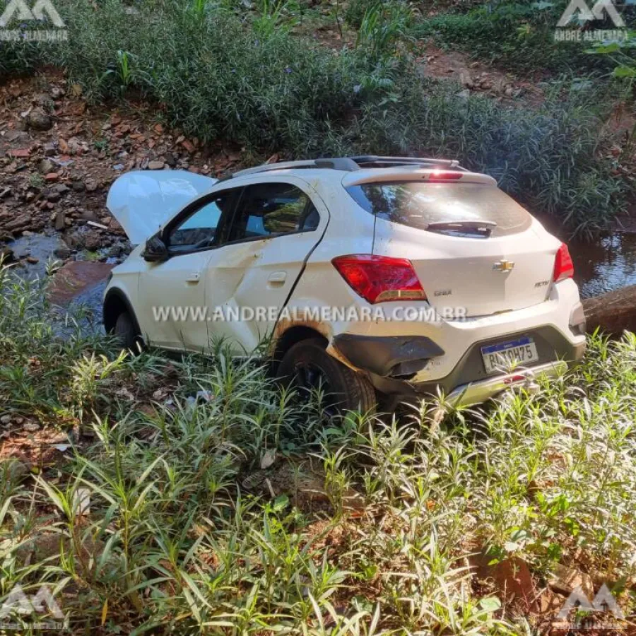 Mulher sai ilesa após carro despencar em córrego no Jardim Aclimação