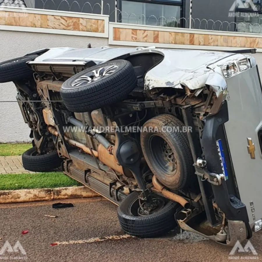 Camionete tomba após colisão com automóvel no Jardim Cidade Monções