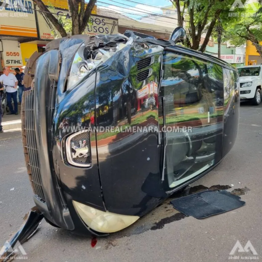 Carro tomba ao bater em outro veículo parado no centro de Maringá