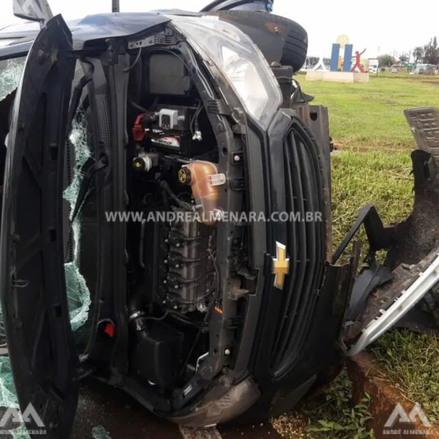 Motorista fica ferido ao capotar carro em Maringá