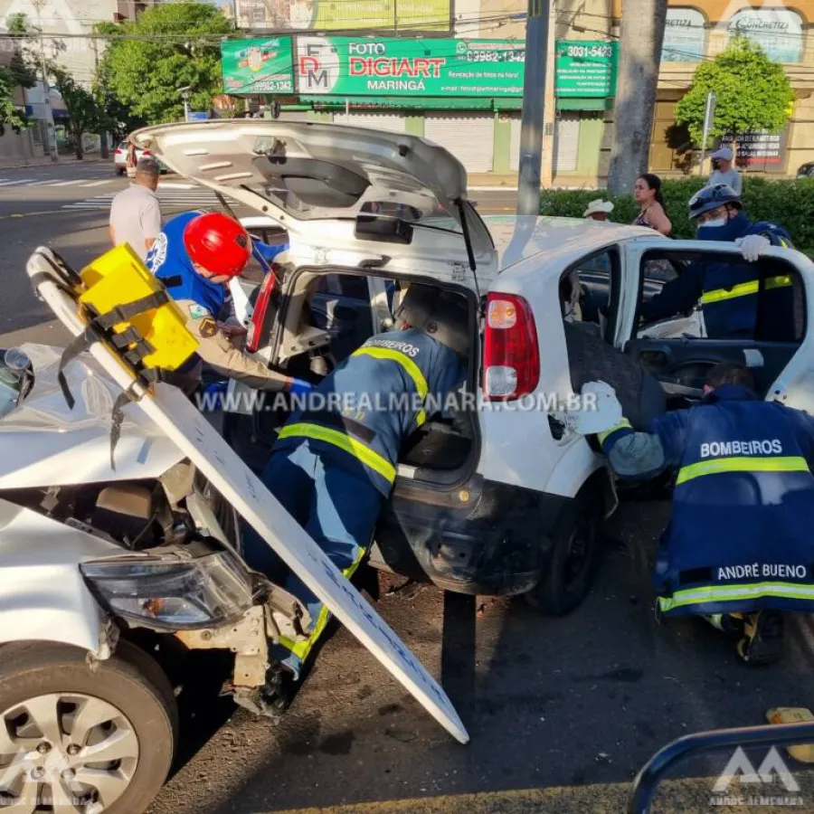Carro invade sinal vermelho e causa acidente gravíssimo no centro de Maringá