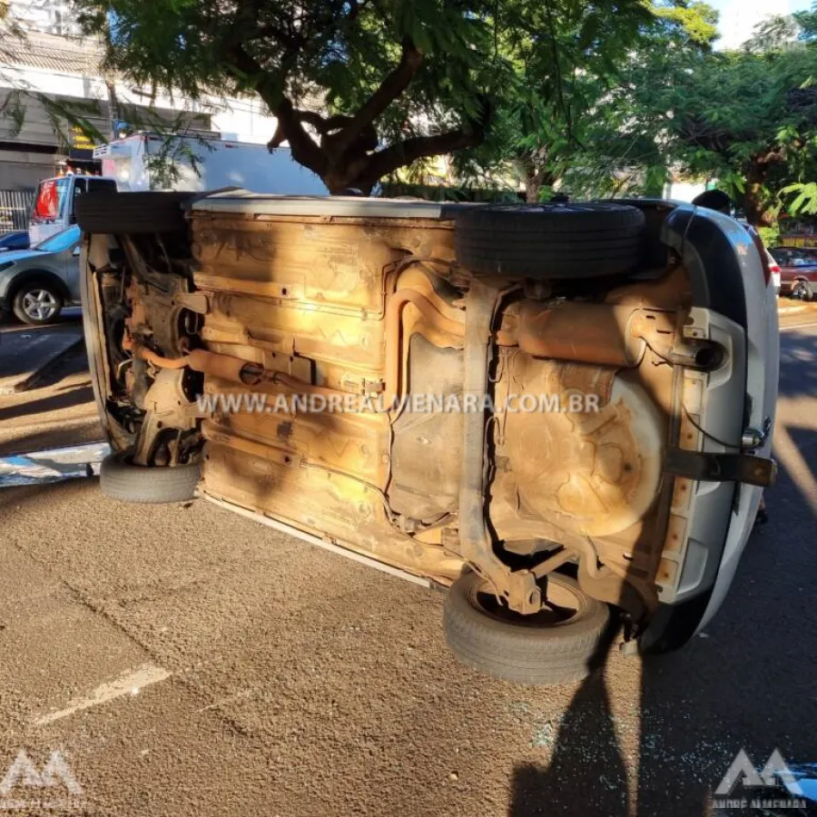 Batida entre dois carros causa capotamento no centro de Maringá