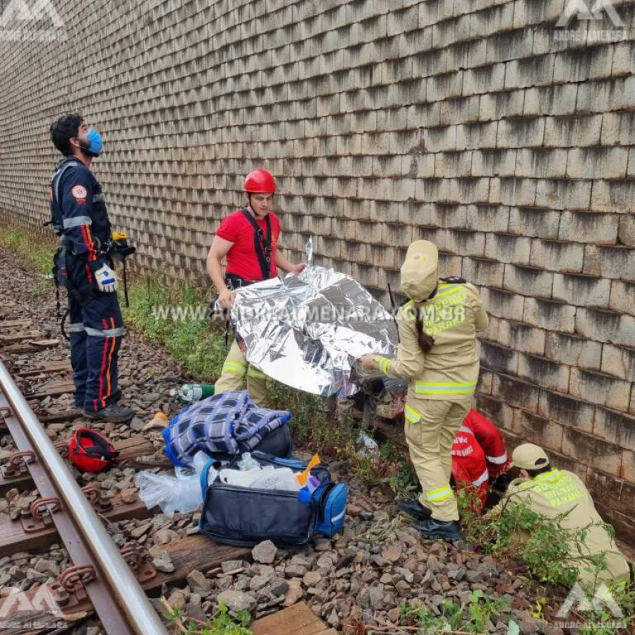 Homem é resgatado pelos bombeiros após ser jogado contra a linha férrea