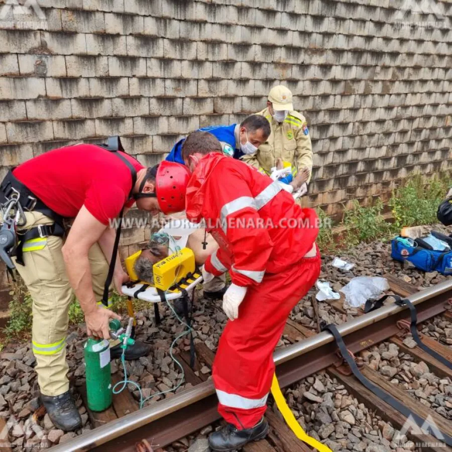 Homem é resgatado pelos bombeiros após ser jogado contra a linha férrea