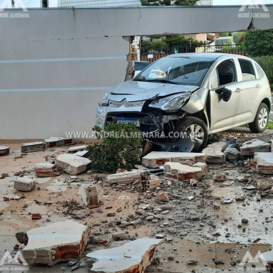 Mulher de 69 anos bate carro no muro e invade residência em Maringá