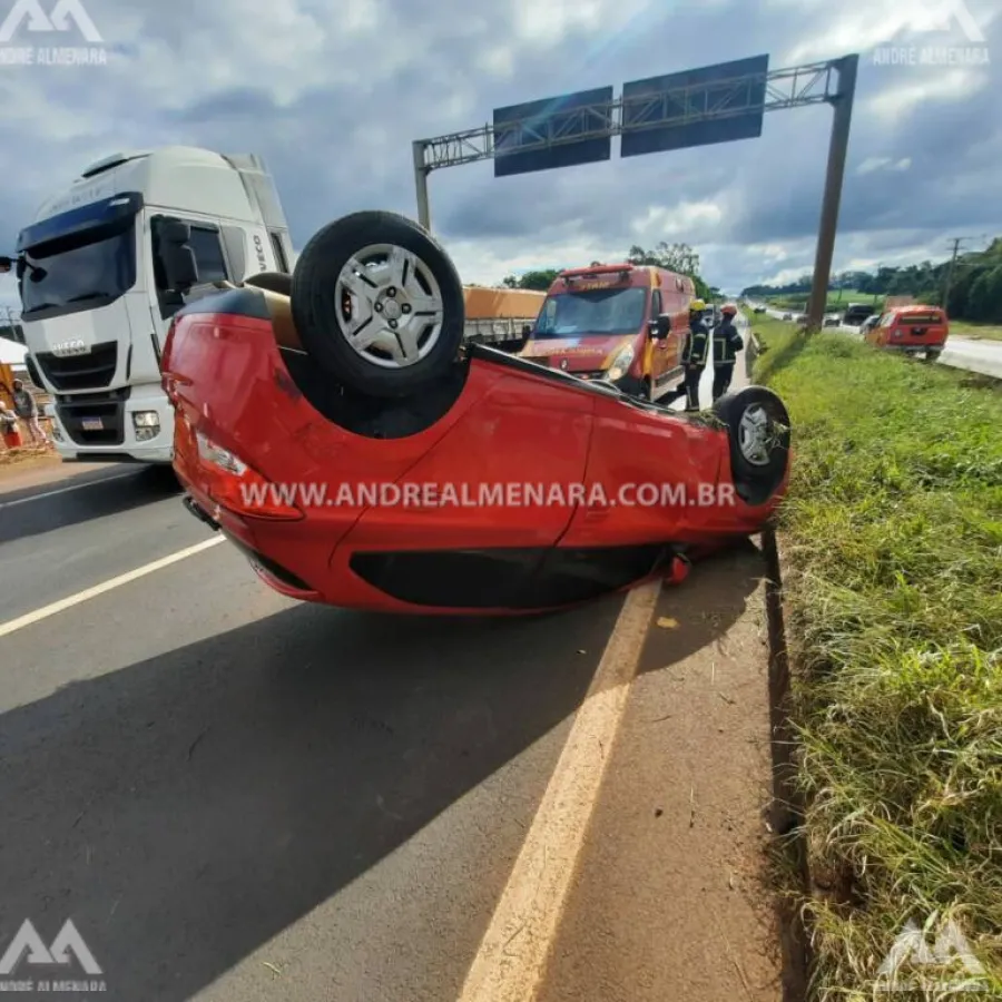 Mulher fica ferida ao capotar veículo na rodovia BR-376 em Maringá