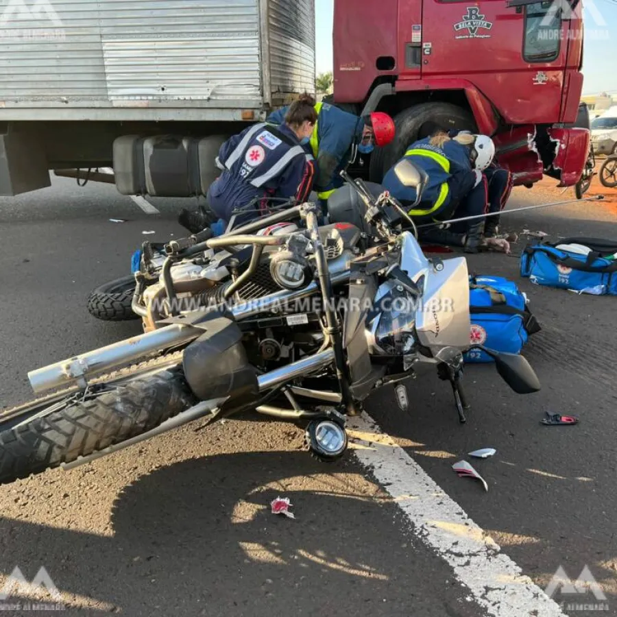 Motociclista sofre acidente gravíssimo ao bater em caminhão