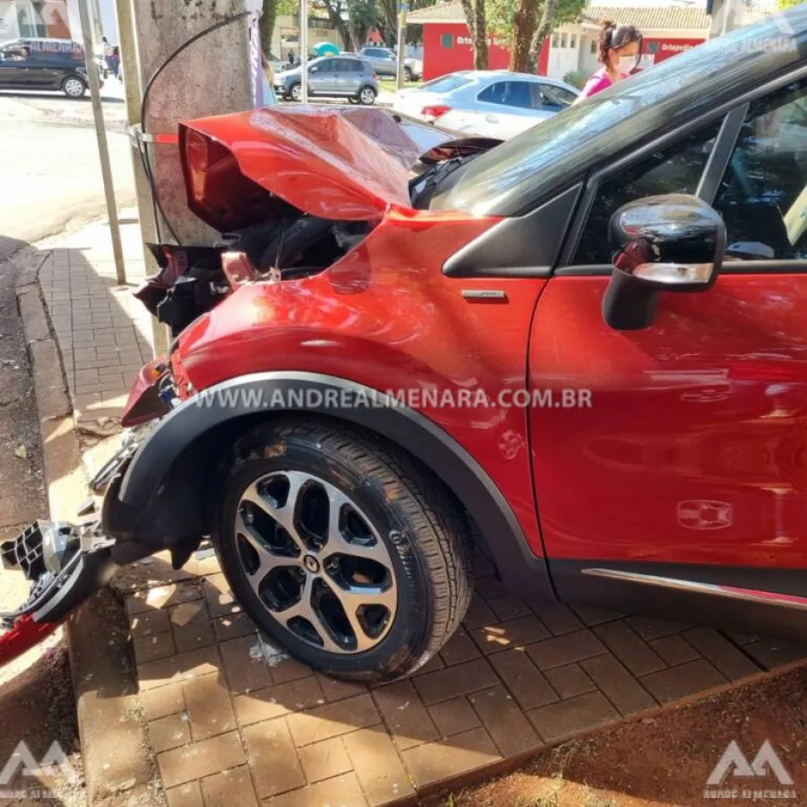 Mulher passa mal no volante e bate contra poste na zona 4 em Maringá