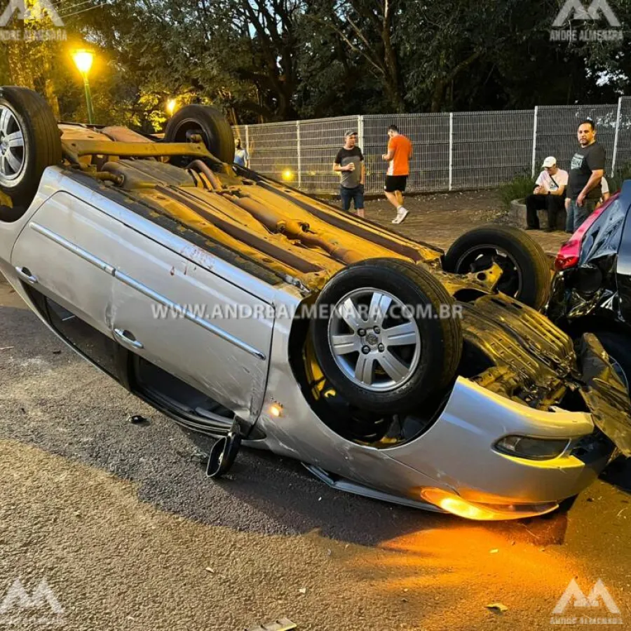 Motorista com sinais de embriaguez capota carro após bater em veículos parados