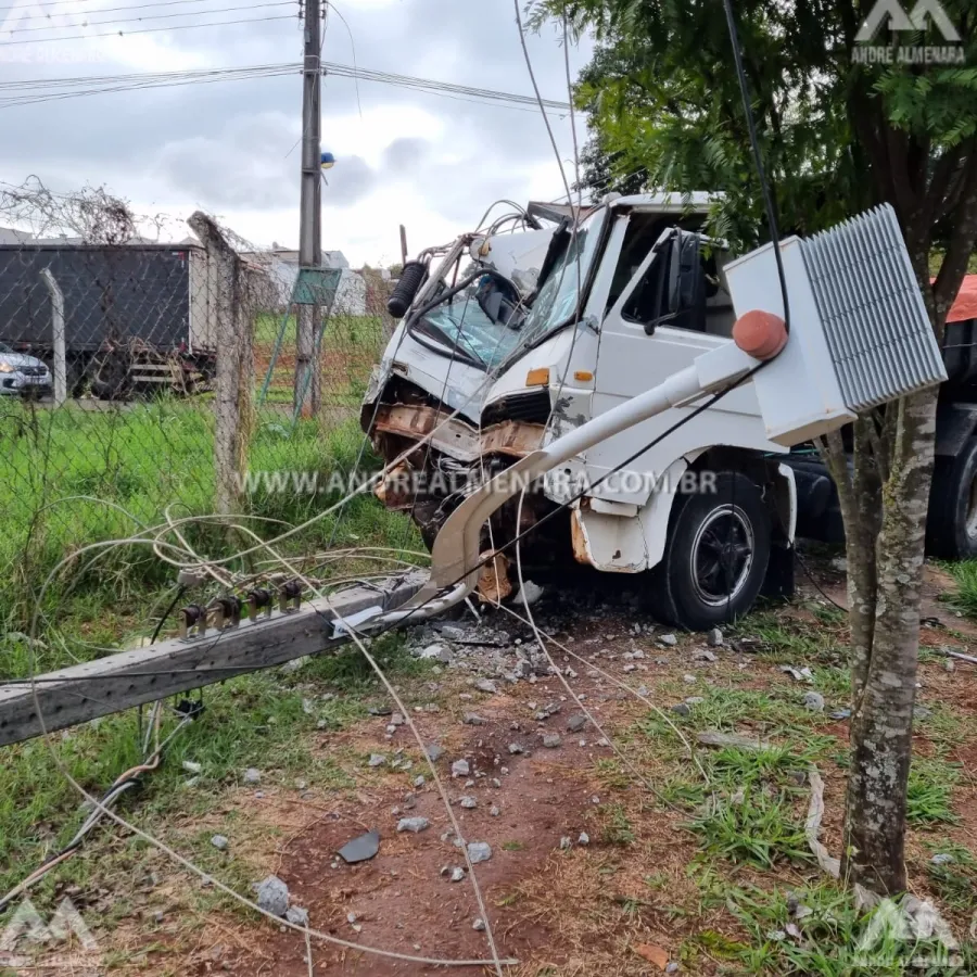 Motorista escapa ileso de acidente grave no Conjunto Ney Braga em Maringá.