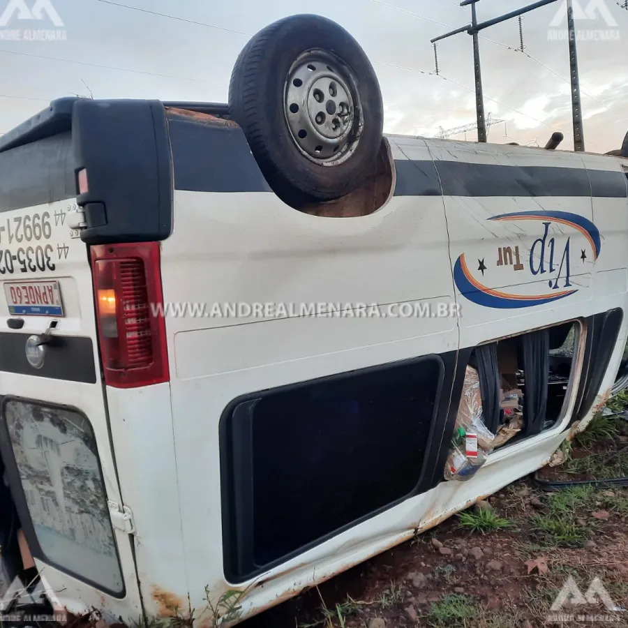 Homem de 29 anos é socorrido ao capotar Van no Contorno Sul de Maringá.