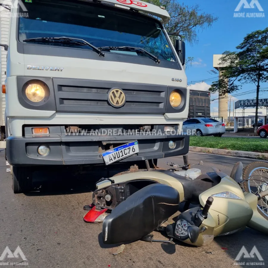 Motociclista fica ferida ao ser atingida na traseira por caminhão na Avenida Colombo em Maringá.