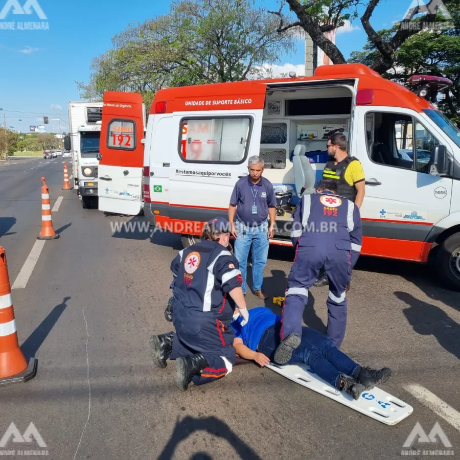 Motociclista fica ferida ao ser atingida na traseira por caminhão na Avenida Colombo em Maringá.