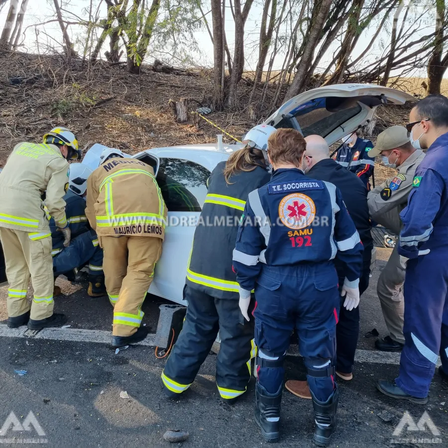 Mulher de 32 anos fica ferida ao sofrer acidente gravíssimo na rodovia PR-317 em Maringá.