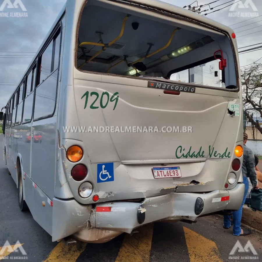 Batida entre dois ônibus da mesma empresa deixa 15 pessoas feridas em Maringá.
