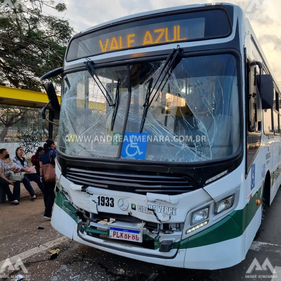 Batida entre dois ônibus da mesma empresa deixa 15 pessoas feridas em Maringá.