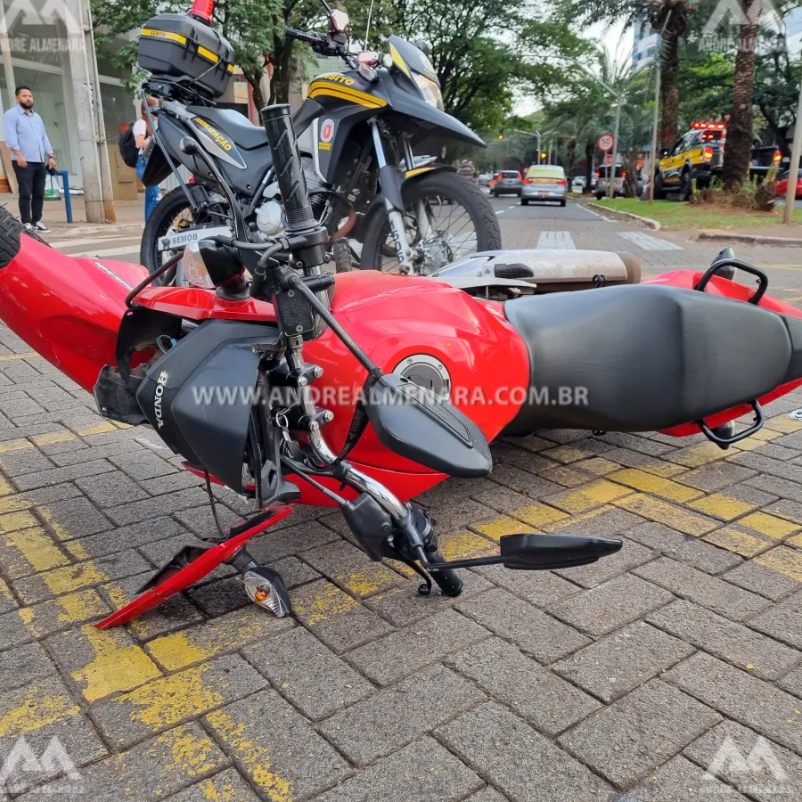 Rapaz fica ferido ao bater sua moto contra lateral de automóvel no centro de Maringá.