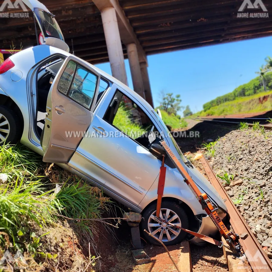 Mulher fica ferida após carro cair em linha férrea em Maringá