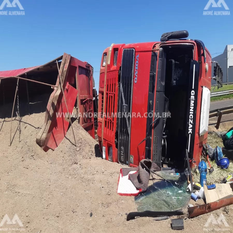 Caminhão tomba no Contorno Norte em Maringá