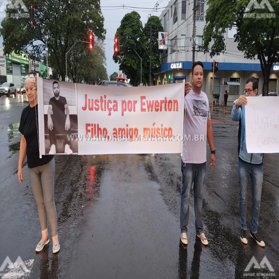 Família e amigos realizam protesto pela morte do músico que foi atropelado em Maringá
