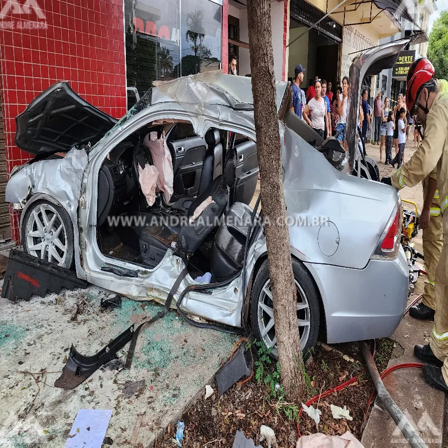 Motorista em alta velocidade bate em quatro veículos em Maringá