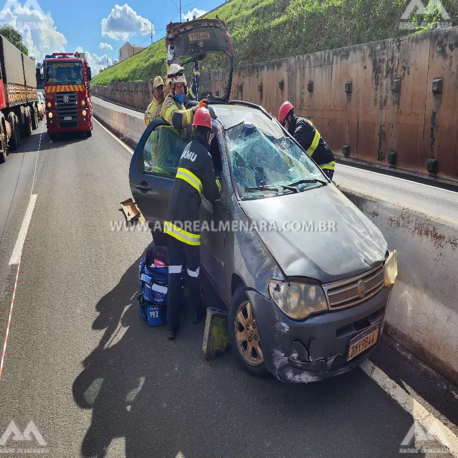 Mulher fica ferida após capotar carro no Contorno Norte em Maringá