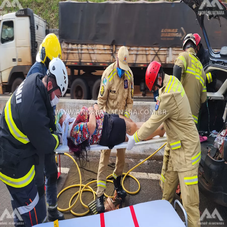 Mulher fica ferida após capotar carro no Contorno Norte em Maringá