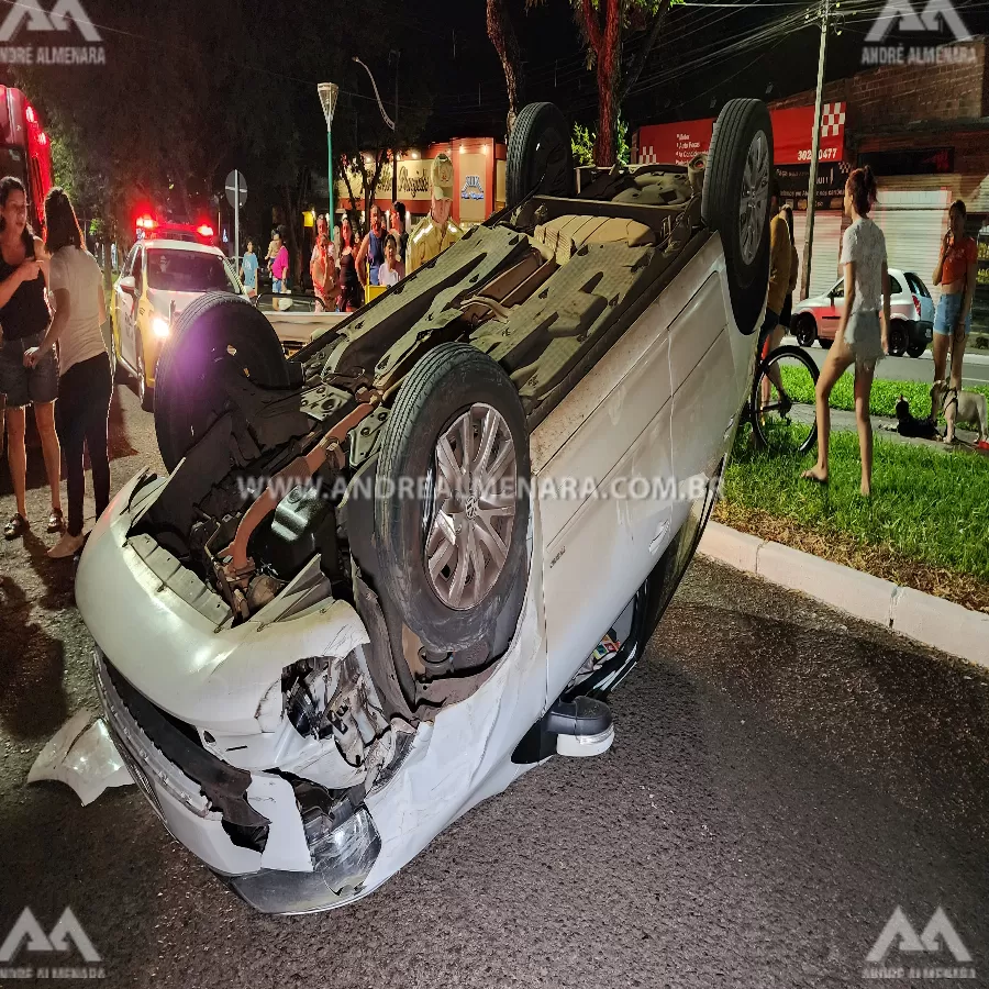 Mulher fica ferida ao capotar automóvel na Avenida Alziro Zarur em Maringá