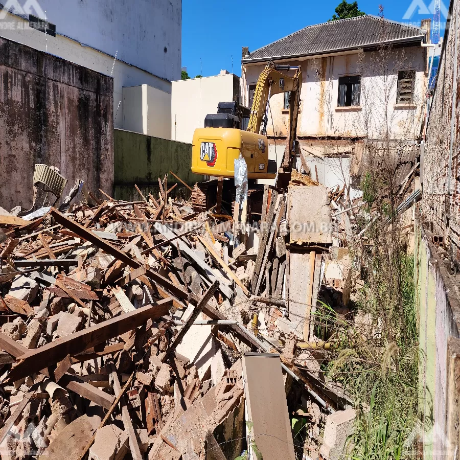 Prédio ocupado por usuários de drogas e ladrões é demolido em Maringá
