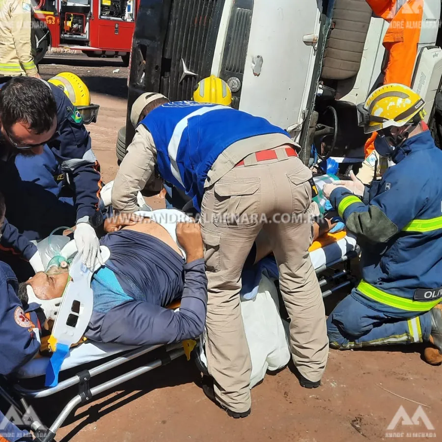 Motorista fica ferido ao tombar caminhão em Maringá