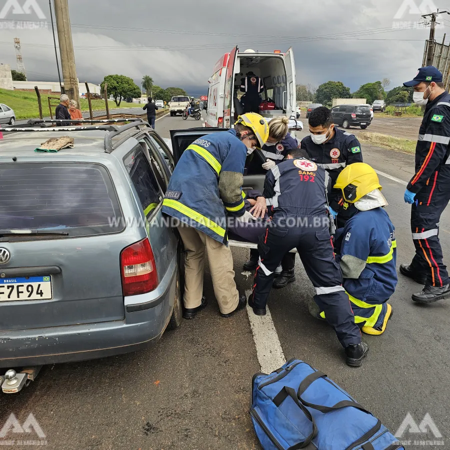 Passageiro é socorrido após motorista bater na traseira de camionete na rodovia de Iguatemi