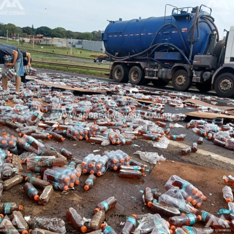 Parte de uma carga é saqueada após bebidas caírem de uma carreta no Contorno Norte