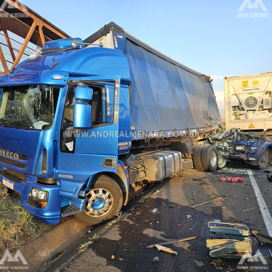 Acidente envolvendo caminhão e carreta causa grande destruição e deixa uma pessoa ferida