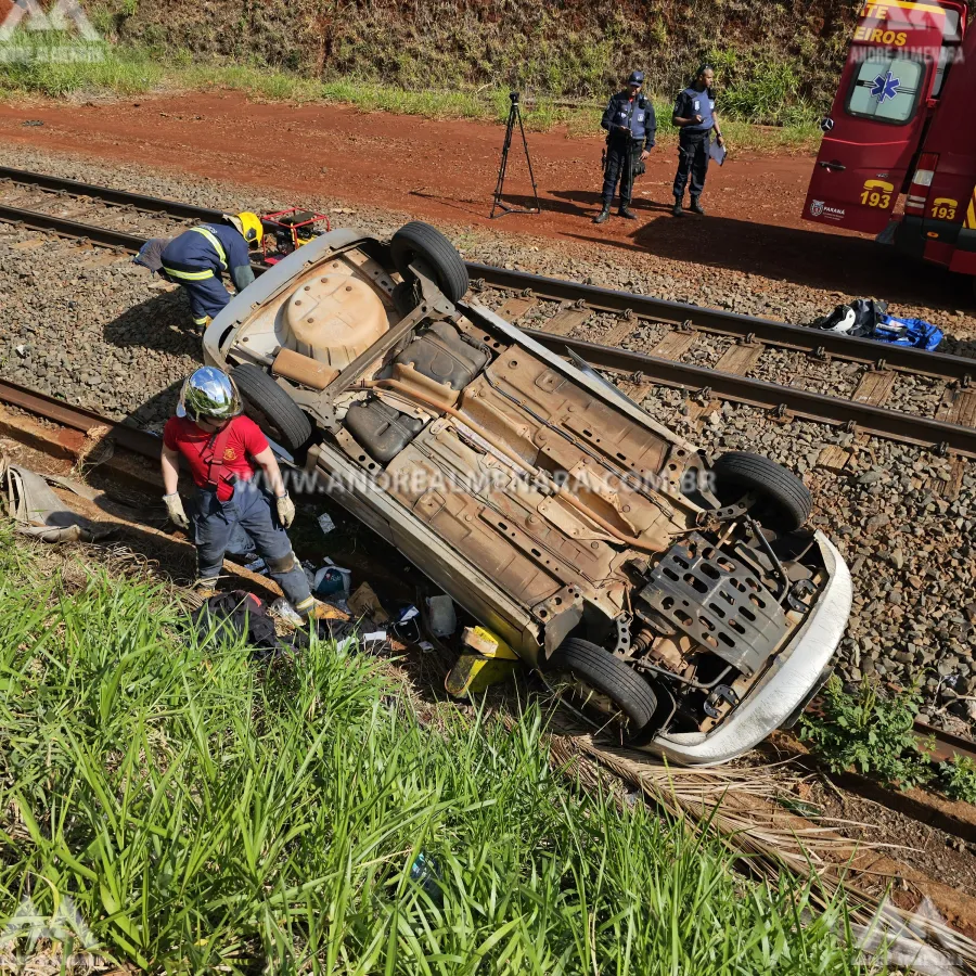 Automóvel despenca e cai ao lado de linha férrea em Maringá