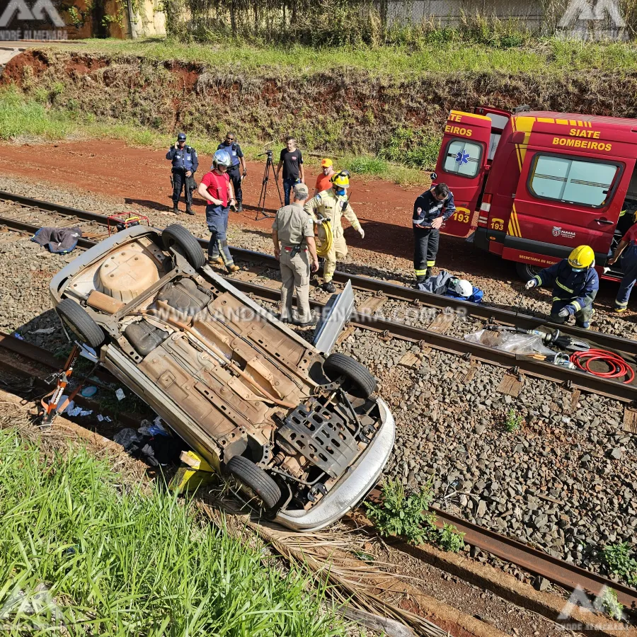 Automóvel despenca e cai ao lado de linha férrea em Maringá