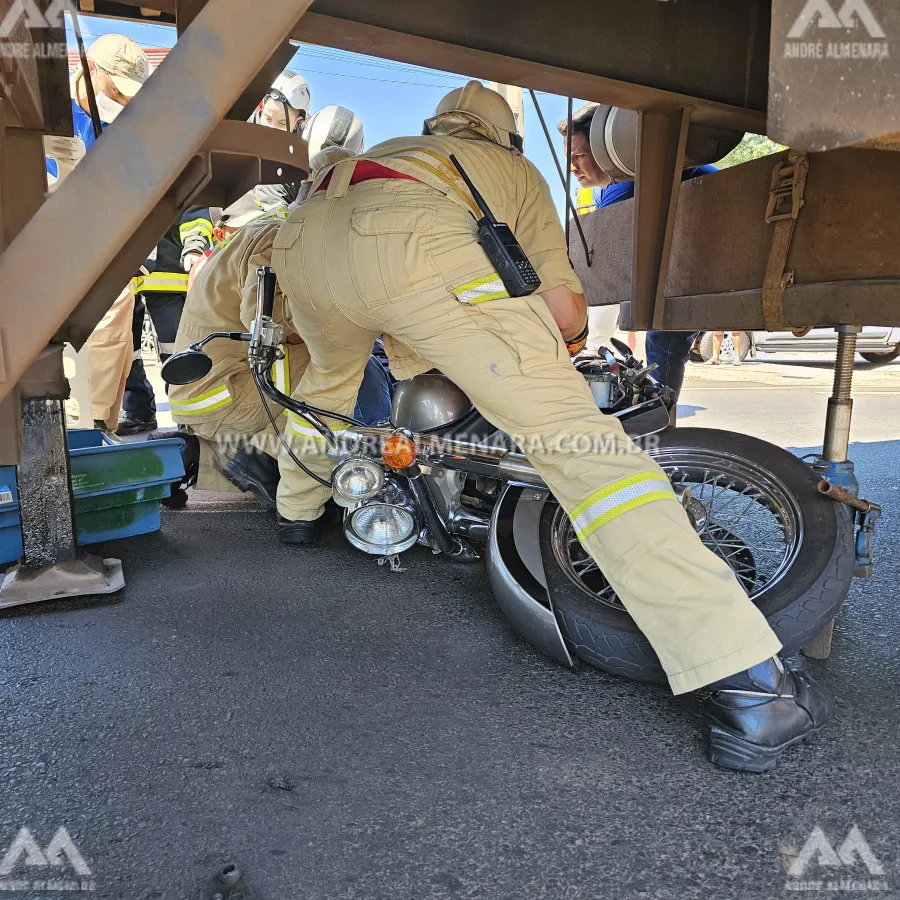 Motociclista de 66 anos fica preso embaixo de carreta após colisão em Maringá