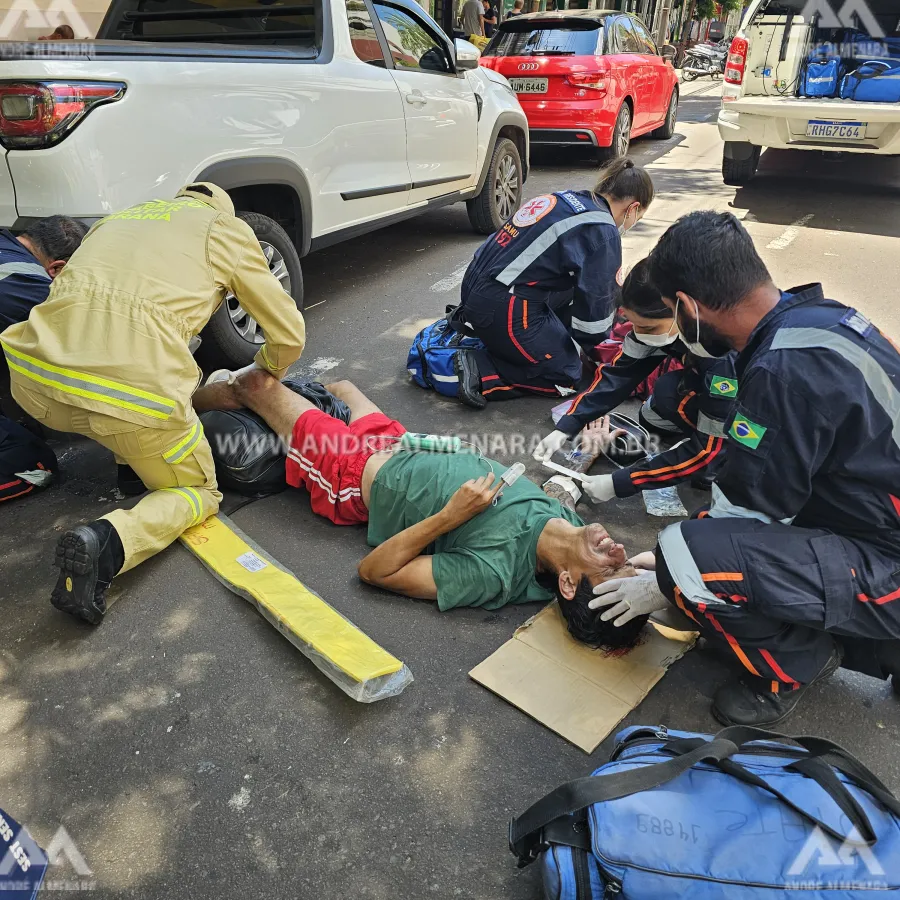 Pedestre atravessa fora da faixa e acaba ferido ao ser atropelado por moto no centro de Maringá