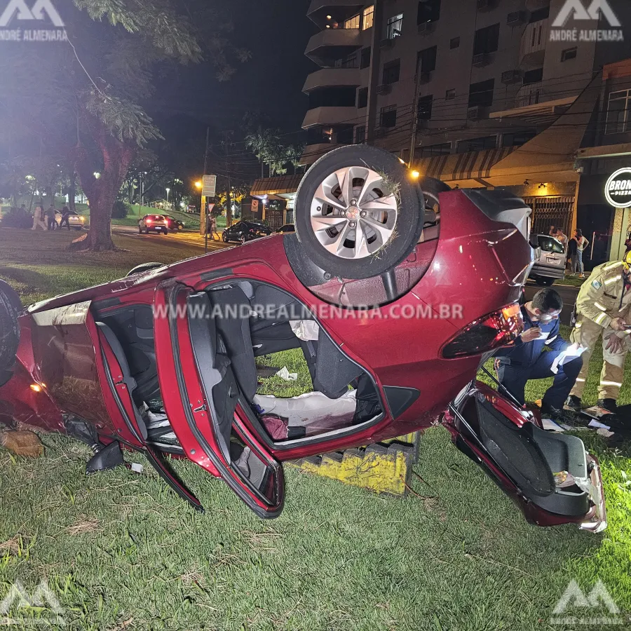 Motorista perde a direção do veículo e capota na Avenida Tiradentes