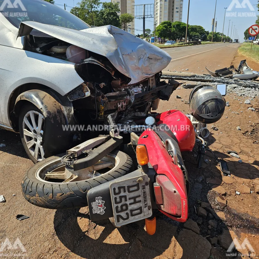Carro derruba poste e bate de frente com motociclista na Avenida Colombo 