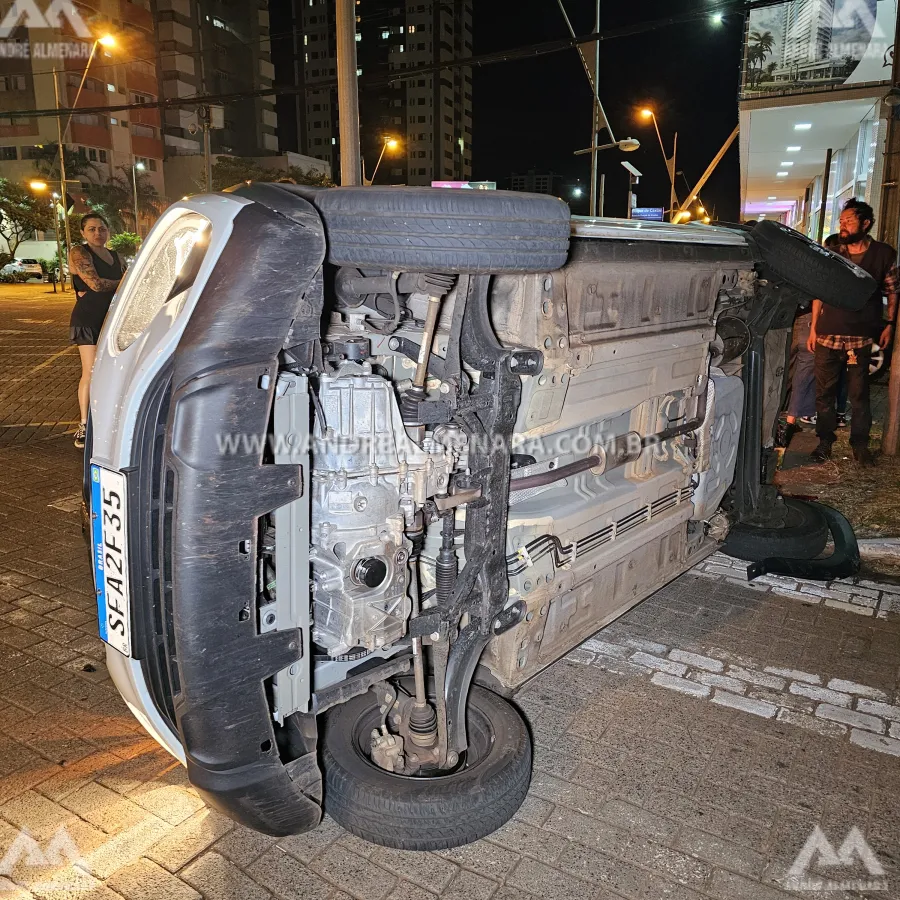 Automóvel tomba após colisão em avenida movimentada de Maringá