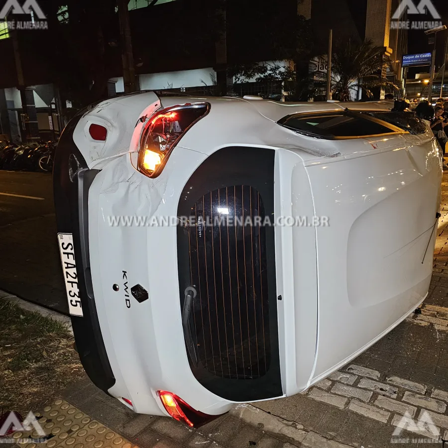 Automóvel tomba após colisão em avenida movimentada de Maringá