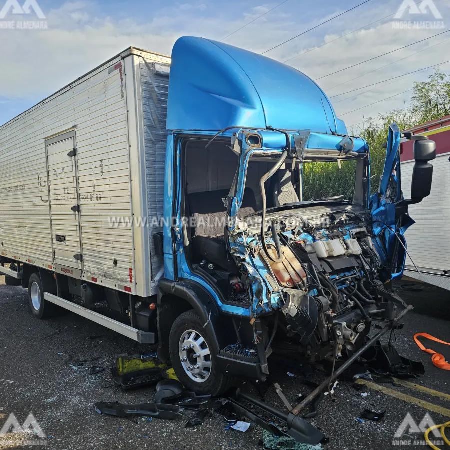 Acidente entre três caminhões deixa dois homens gravemente feridos