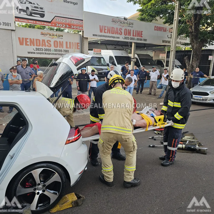 Motorista sofre acidente grave após bater carro contra traseira de guincho