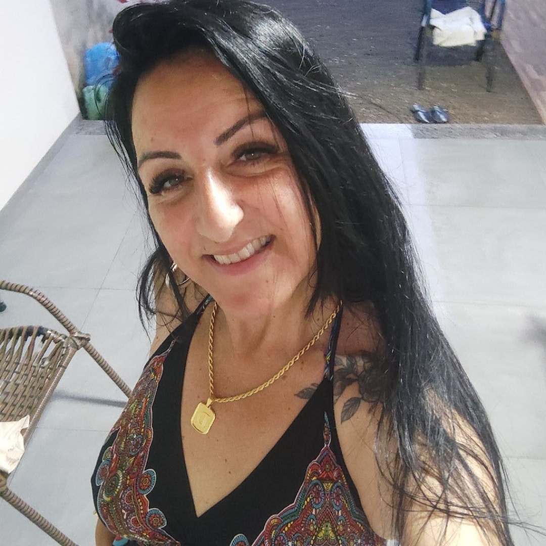 Filha encontra a mãe morta na casa após ter ocorrido briga entre os namorados